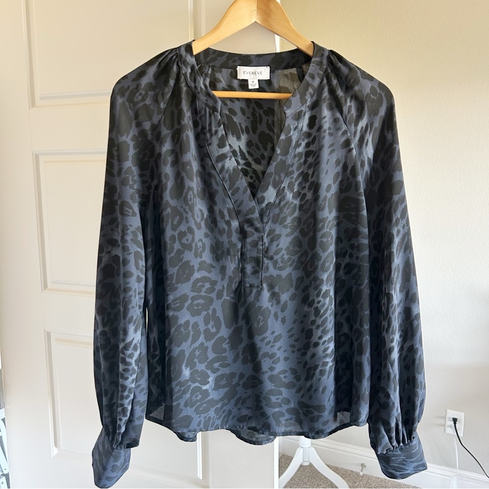 Evereve Chiffon Animal Print Navy Blouse Long Sleeve Leopard V Neck Size M